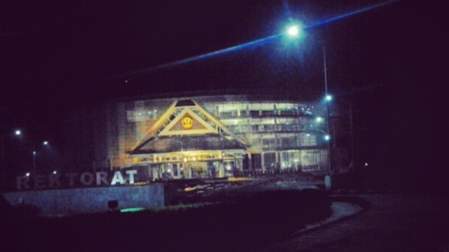 Universitas Padjadjaran (Unpad) saat malam hari. [Instagram]